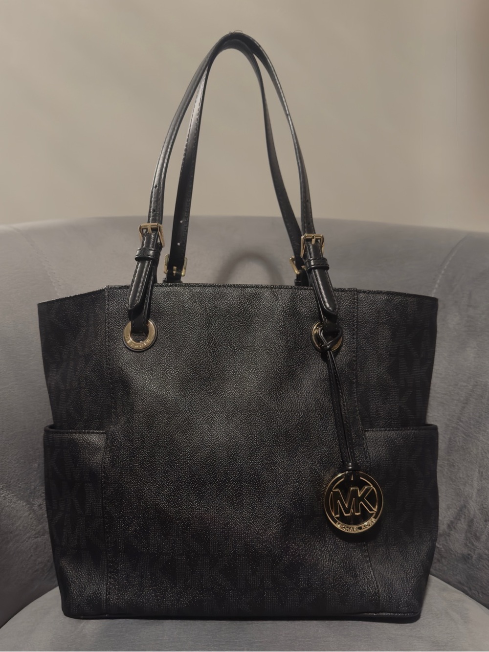 Michael Kors - Jet Set Medium Logo Tote Bag /
(Black with Gold Hardware)